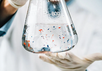 Магнитные нанороботы: инновационное решение для очистки воды от микропластика и бактерий