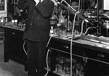 Какой был первый искусственный пластик?