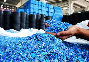 Как делают пластмассу?