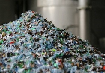 Большую часть бытового мусора составляет использованная упаковка, в том числе пластиковая бутылка.