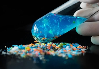Магнитный сорбент удаляет 95% нанопластика из воды за час