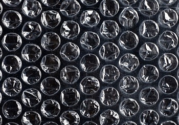 Антистрессовая упаковка: кто изобрел культовый «лопальный» полиэтилен